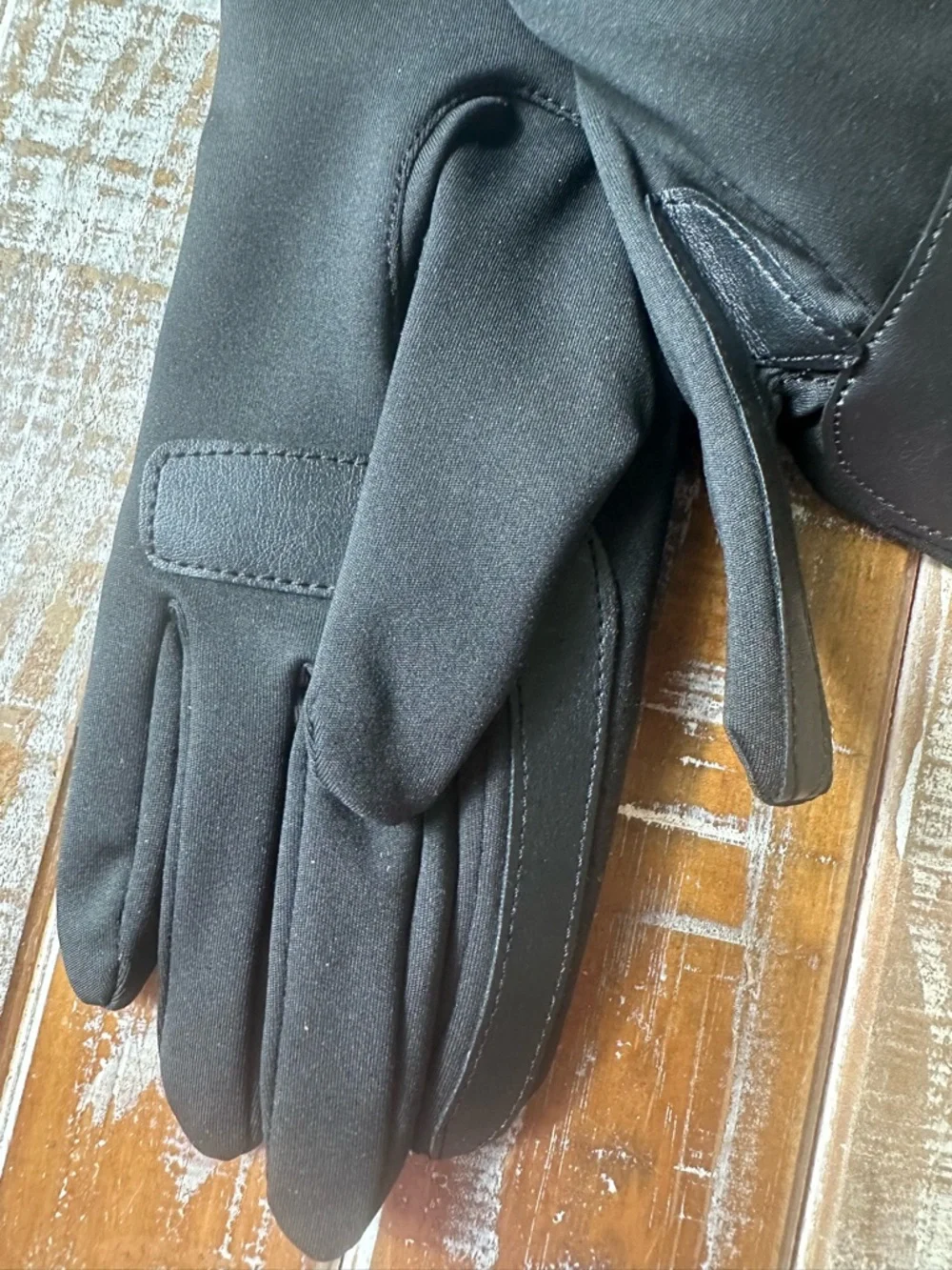 isotoner Black Women's Touchscreen Gloves - Picture 4 of 5
